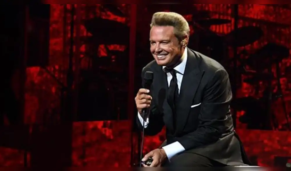 Luis Miguel se enoja en pleno show y lanza objetos al público [VIDEO]