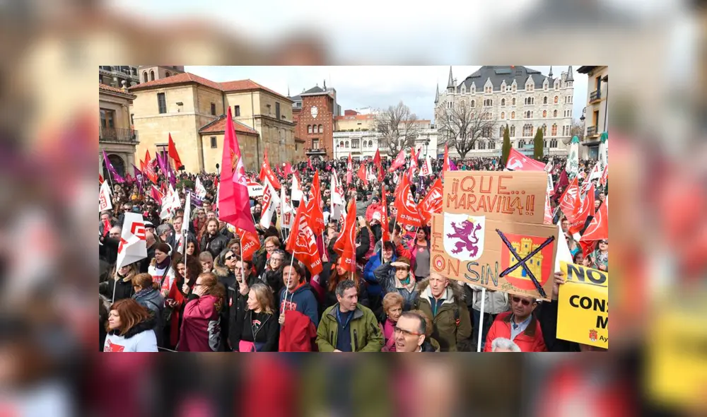 Miles de personas protestan contra la crisis poblacional e industrial de León Miles de personas protestan contra la crisis poblacional e industrial de León