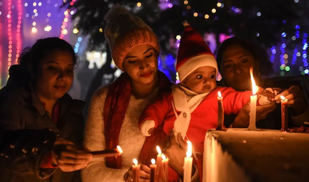 Devotos cristianos encienden velas en Amritsar, la India. Foto: AFP