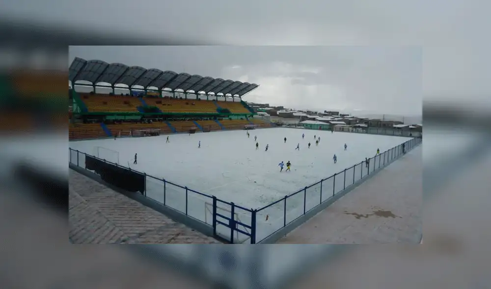 Pasco: sobre nieve y a más de 4 mil metros de altura niños juegan partido de fútbol [VIDEO]