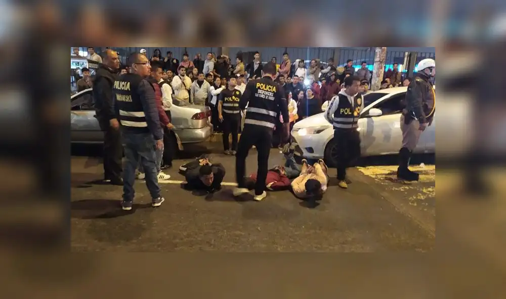 Delincuentes circulaban cerca al centro financiero de Fiori con actitud sospechosa y al negarse a identificarse, la PNP procedió a intervenirlos (Foto: Christian Moreno / Grupo La República) Delincuentes circulaban cerca al centro financiero de Fiori con actitud sospechosa y al negarse a identificarse, la PNP procedió a intervenirlos (Foto: Christian Moreno / Grupo La República)