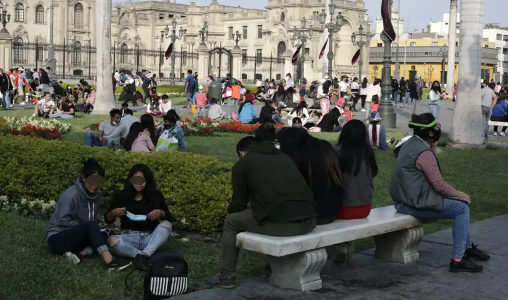 Ciudadanos realizaron varias actividades en el centro de la ciudad, pero algunos olvidaron protegerse. Foto: John Reyes / La República Ciudadanos realizaron varias actividades en el centro de la ciudad, pero algunos olvidaron protegerse. Foto: John Reyes / La República