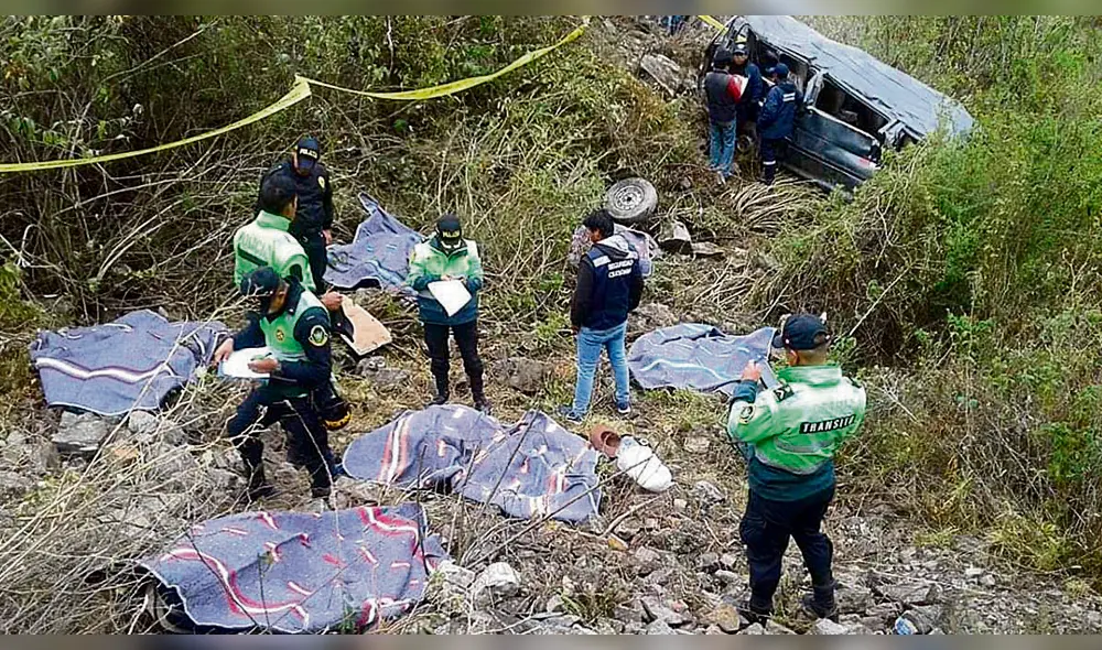 Al fondo. Los ancianos se trasladaban en una combi al distrito de Chacas para cobrar su subvención. PNP ayudó en accidente. Al fondo. Los ancianos se trasladaban en una combi al distrito de Chacas para cobrar su subvención. PNP ayudó en accidente.