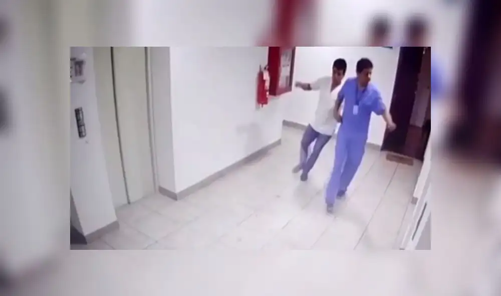 Sujetos fueron captados saliendo del departamento con dificultades para caminar. (Foto: Captura de video / Panamericana Televisión)