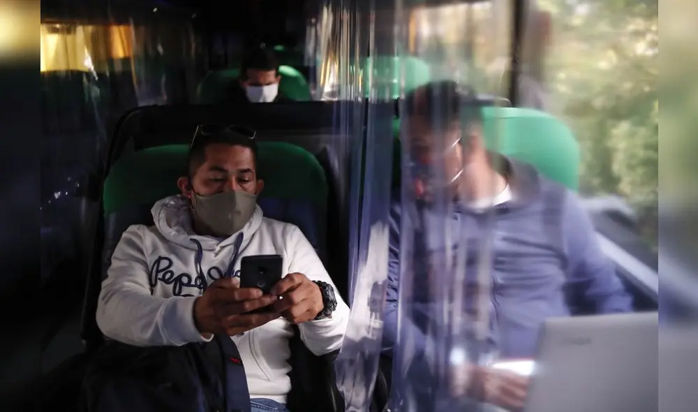 Representante explicó que la luz ultravioleta destruye el 99.9 % de patógenos y virus, protegiendo así la salud de los usuarios. Foto: Andina. Representante explicó que la luz ultravioleta destruye el 99.9 % de patógenos y virus, protegiendo así la salud de los usuarios. Foto: Andina.