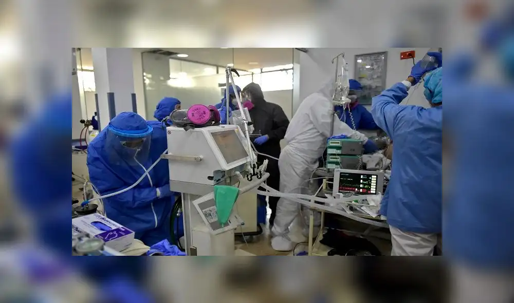 Health workers intubate a COVID-19 patient who arrived in the emergency room, at the intensive care unit (UCI) of the San Luis medical center in Soacha, Cundinamarca department, Colombia, near Bogota, on July 24, 2020. (Photo by Raul ARBOLEDA / AFP) Health workers intubate a COVID-19 patient who arrived in the emergency room, at the intensive care unit (UCI) of the San Luis medical center in Soacha, Cundinamarca department, Colombia, near Bogota, on July 24, 2020. (Photo by Raul ARBOLEDA / AFP)