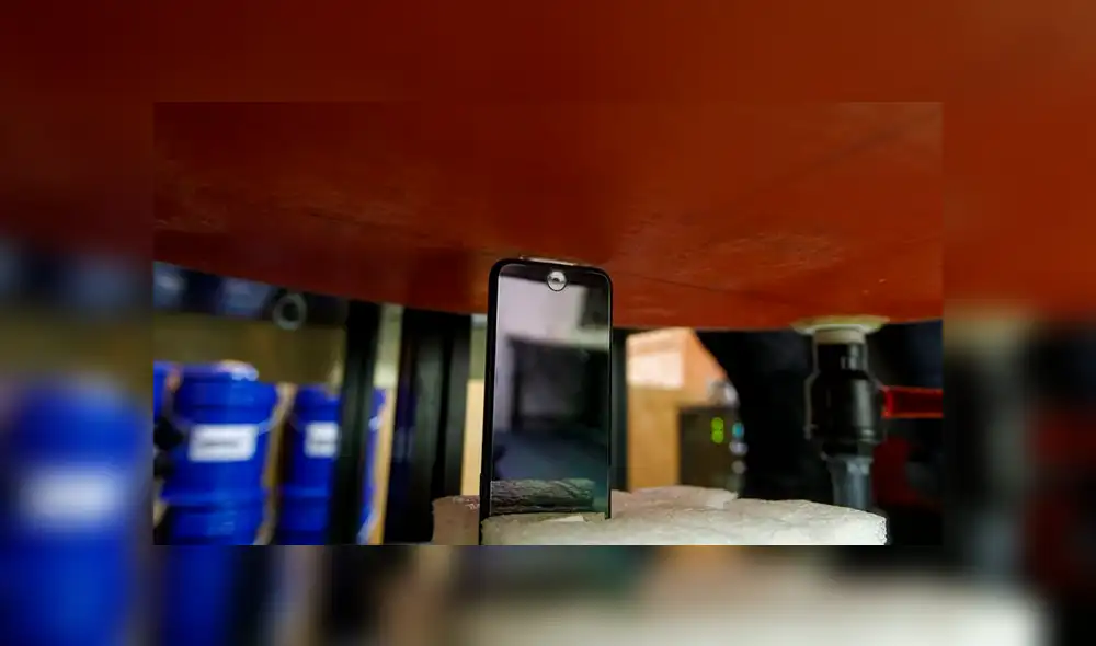 Prueba de radiación en teléfonos. | Foto: Brian Cassella / Chicago Tribune