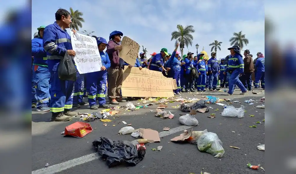 Desechos fueron colocados en frontis de la comuna. Foto: OVEJANEGRA Desechos fueron colocados en frontis de la comuna. Foto: OVEJANEGRA