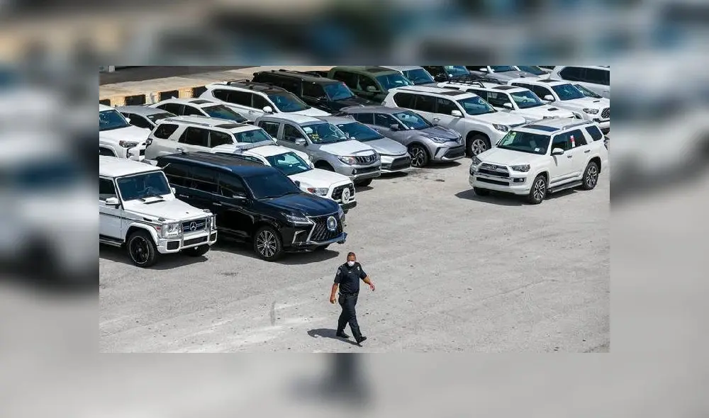 Passengers board on Easyjet airplane at the Amsterdam-Schiphol Airport, The Netherlands, on  July 1, 2020. - EasyJet airlines resume flights to and from Amsterdam-Schiphol Airport after a period of no flying due to the coronavirus. (Photo by Remko DE WAAL / ANP / AFP) / Netherlands OUT
