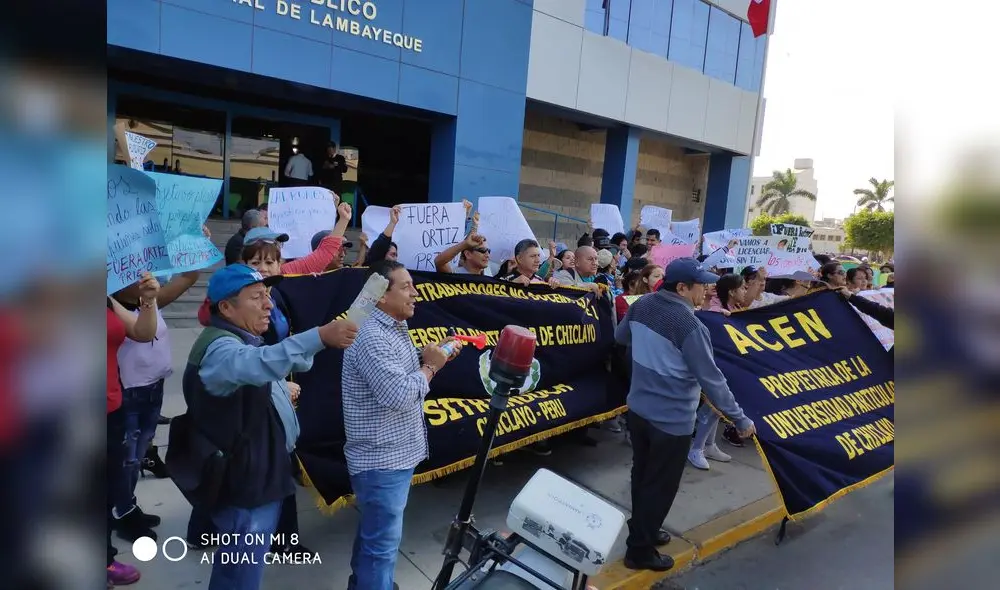 Estudiantes y ACEN marchan para evitar que cierren la UDCH