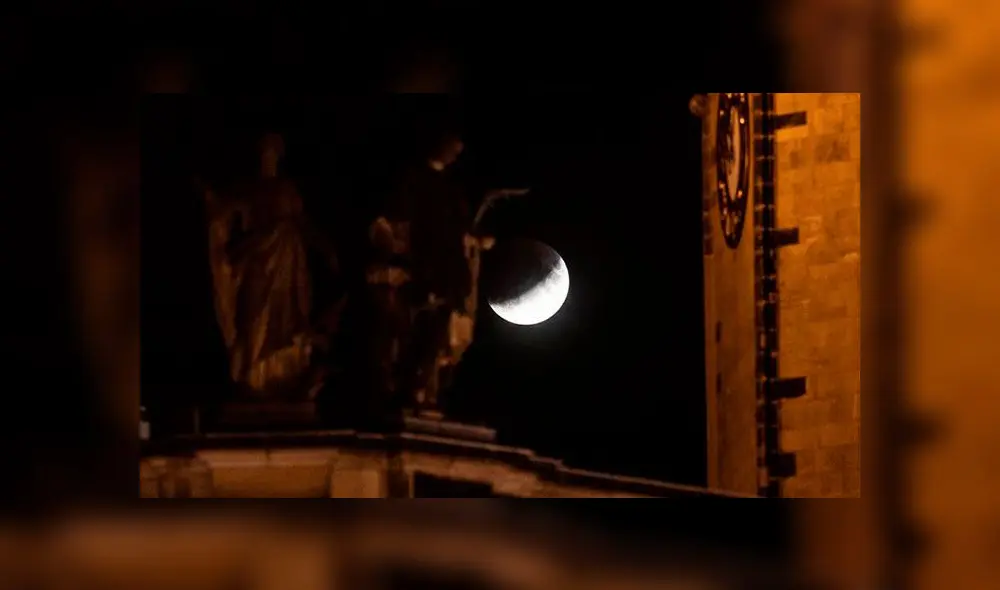 El eclipse visto desde un edificio en Alemania. Foto: EFE.