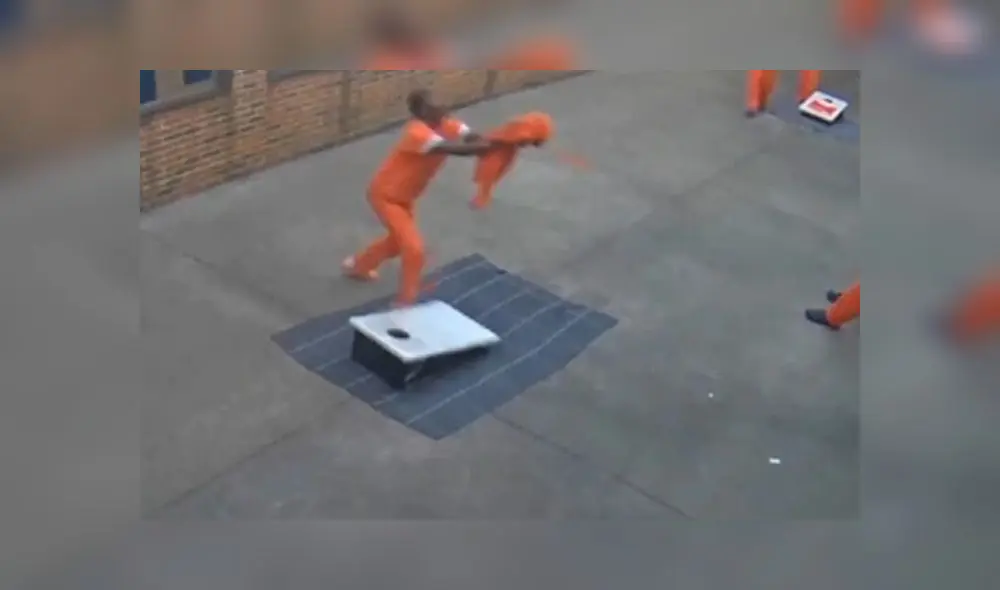 Precisos instantes en que un reo recibe el paquete del cielo. Foto: Captura de pantalla Precisos instantes en que un reo recibe el paquete del cielo. Foto: Captura de pantalla