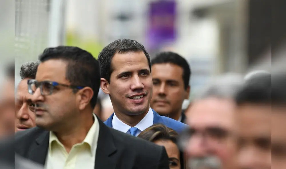 Guaidó y varios diputados de la mayoría opositora legislativa no pudieron ingresar al Palacio Legislativo debido a piquetes policiales y militares. Foto: AFP. Guaidó y varios diputados de la mayoría opositora legislativa no pudieron ingresar al Palacio Legislativo debido a piquetes policiales y militares. Foto: AFP.