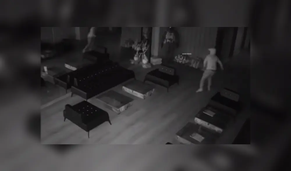 En YouTube se hizo viral la huida de un torpe ladrón al asustarse con su reflejo.