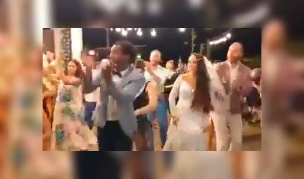 En YouTube, un recién casado destacó con sus movimientos a ritmo de salsa y quería que sus invitados lo imiten.
