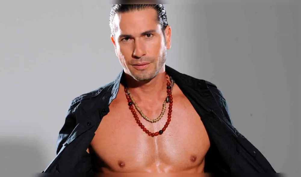 Gregorio Pernía es captado tocando zona íntima de mujer frente a su esposa Gregorio Pernía es captado tocando zona íntima de mujer frente a su esposa