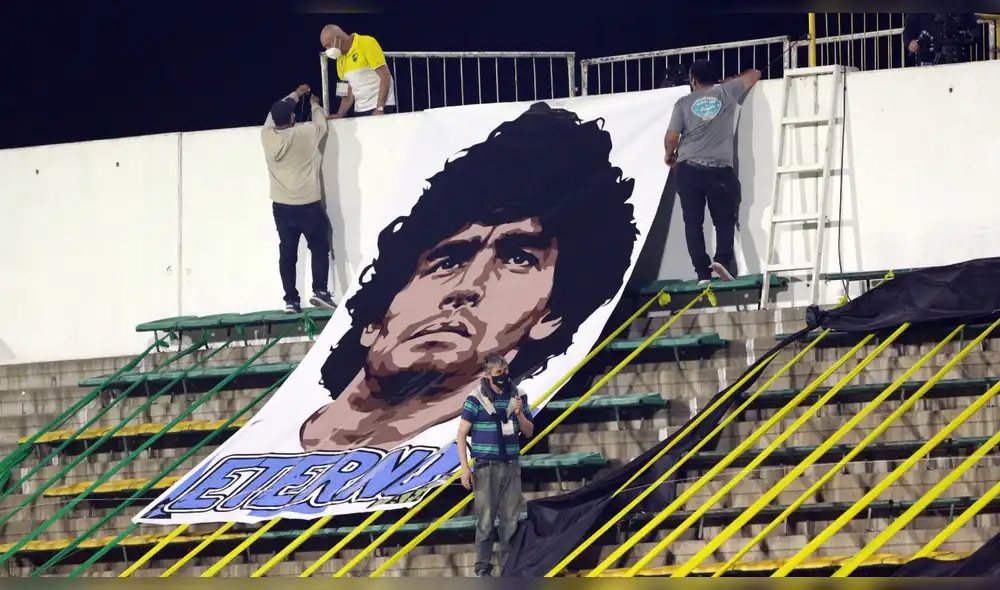 En los estadios de Argentina se instalaron imágenes de Diego Armando Maradona. Foto: EFE/DANIEL JAYO POOL. En los estadios de Argentina se instalaron imágenes de Diego Armando Maradona. Foto: EFE/DANIEL JAYO POOL.