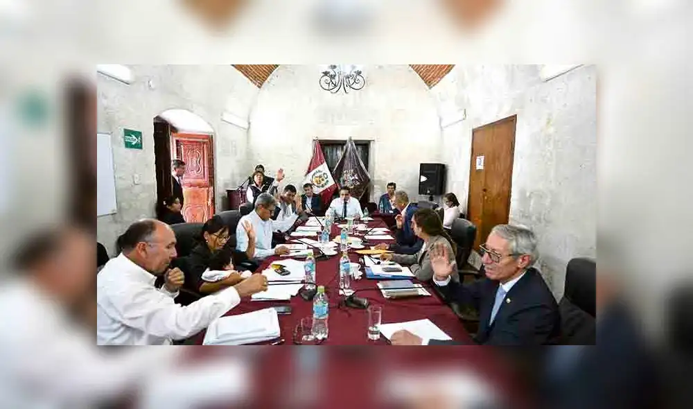 Consejeros de Arequipa discuten por ser llamados "borregos" de Yamila Osorio en última sesión