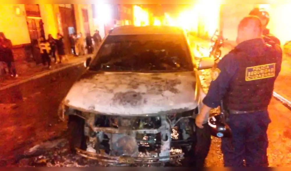 Camioneta se incendia en pleno centro de Trujillo [VIDEO]