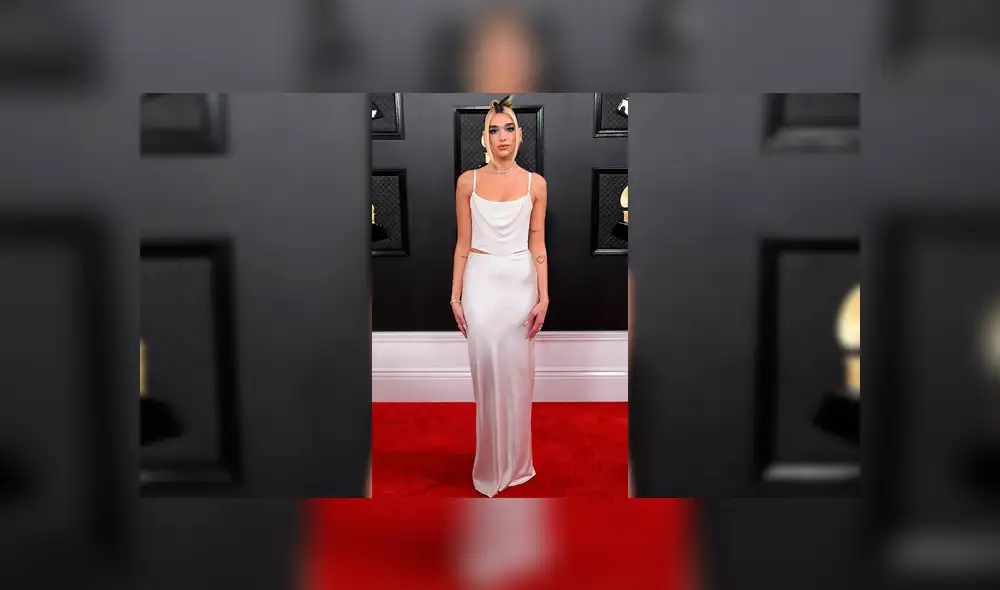 Dua Lipa llevaba un sencillo diseño de Vivienne Westwood. (Foto: EOnline)