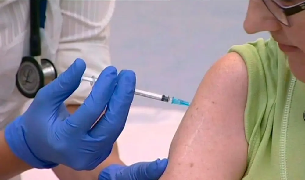 Los ancianos que viven en residencias y el personal que les atienden serán los primeros en ser vacunados. Foto: Captura / YouTube Los ancianos que viven en residencias y el personal que les atienden serán los primeros en ser vacunados. Foto: Captura / YouTube