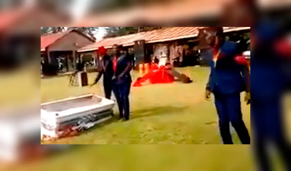 YouTube viral: hombres danzan con ataúd en hombros y un descuido hace que el cadáver caiga [VIDEO]
