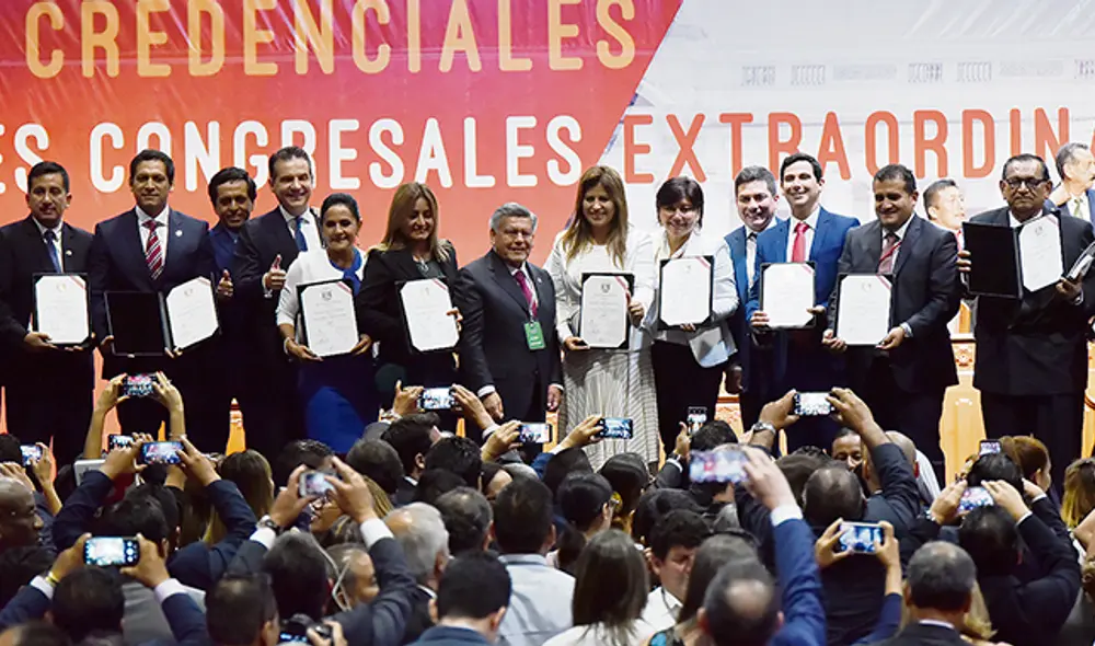 Los de Acuña. Bancada de APP, de 22 miembros, fue acompañada por el líder del partido. Foto: Melissa Merino Los de Acuña. Bancada de APP, de 22 miembros, fue acompañada por el líder del partido. Foto: Melissa Merino