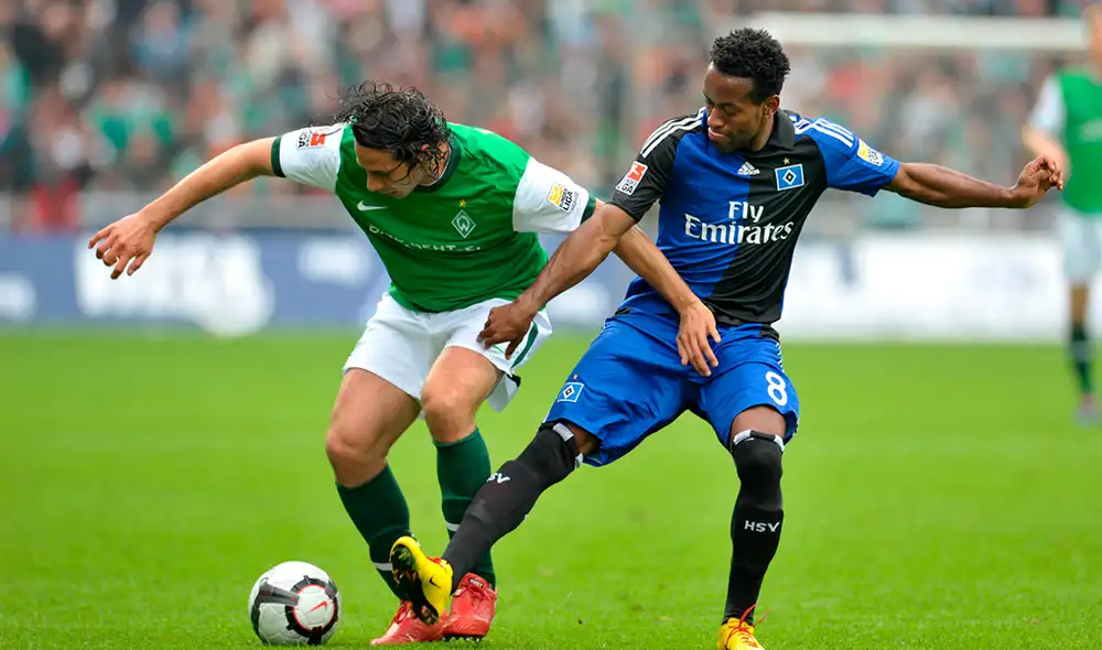 Zé Roberto y Pizarro también fueron rivales en Alemania, cuando jugaron en Hamburgo y Werder Bremen, respectivamente. Foto: AFP.