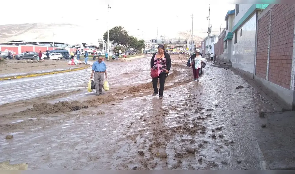 Fuertes lluvias provocan huaico en Tacna Fuertes lluvias provocan huaico en Tacna