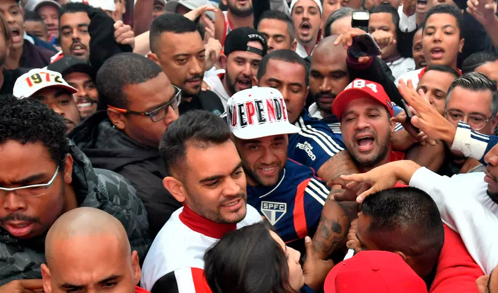 La locura en Sao Paulo se desató para recibir al multicampeón brasileño Dani Alves como flamante refuerzo del 'Tricolor'. La locura en Sao Paulo se desató para recibir al multicampeón brasileño Dani Alves como flamante refuerzo del 'Tricolor'.