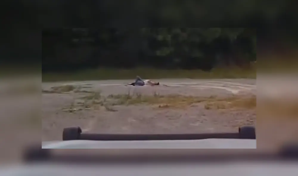 El agente policial los tuvo que despertar para advertirles del terror que los acechaba. Foto: captura El agente policial los tuvo que despertar para advertirles del terror que los acechaba. Foto: captura