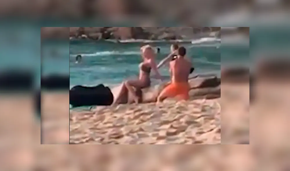 Facebook viral: mujer presume sexy pose frente a la playa, pero enorme ola la hunde [VIDEO] 