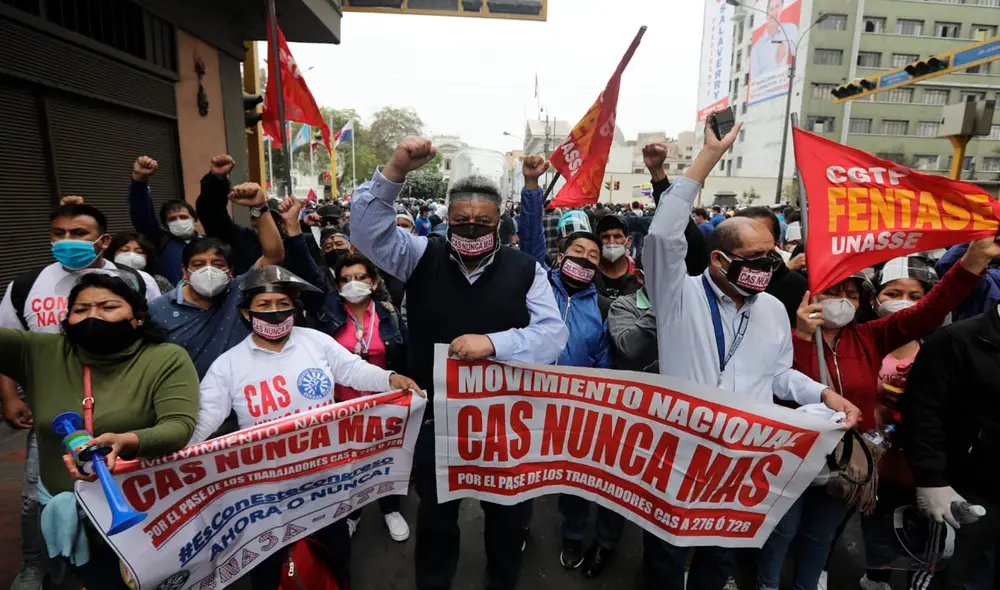 Grupo de sindicatos se enfrentaron a la Policía para poder avanzar hacia el Congreso. Foto: Jorge Cerdán / La República