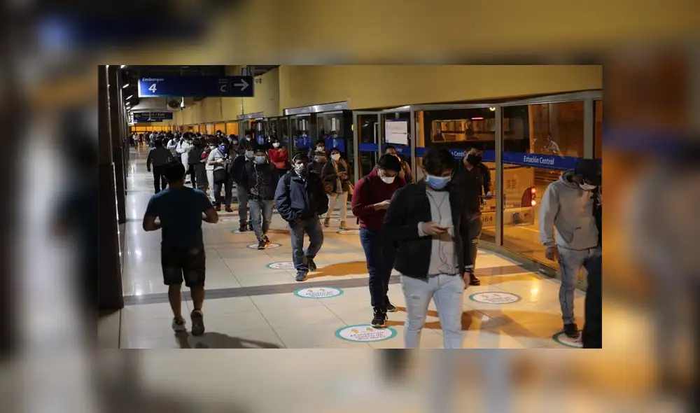 Cientos de personas en las estaciones del Metropolitano. Créditos: John Reyes / La República. Cientos de personas en las estaciones del Metropolitano. Créditos: John Reyes / La República.