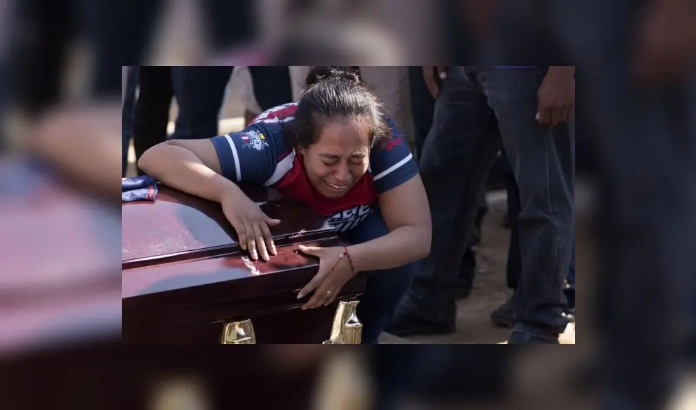 Madre enterrando a su hijo a causa de una bala perdida durante un enfrentamiento entre narcotraficantes. Foto: AFP Madre enterrando a su hijo a causa de una bala perdida durante un enfrentamiento entre narcotraficantes. Foto: AFP