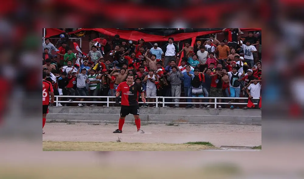 Al final del partido la dedicatoria a los aficionados ubicados en la tribuna sur