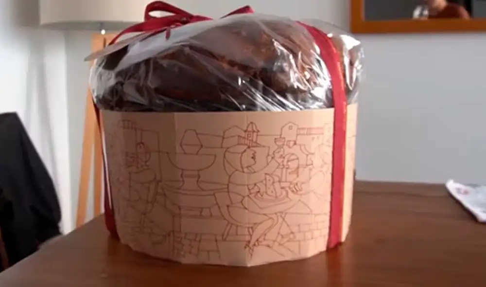 Desliza las imágenes para ver el aspecto que tiene este gigantesco panetón que se vende actualmente en Lima. Foto: captura de YouTube/El cholo mena