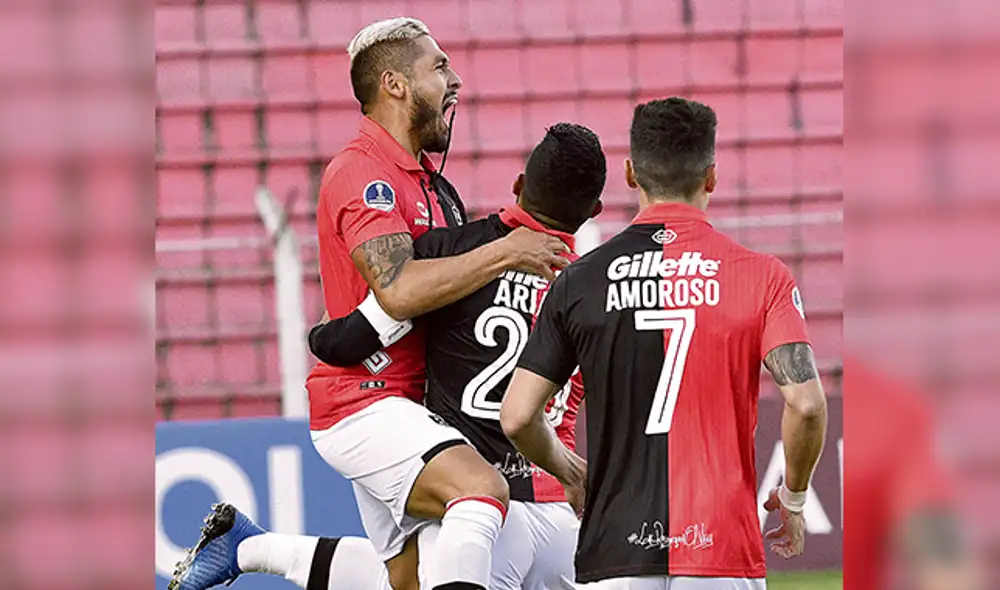 Figura. Joel Sánchez se abraza con sus compañeros. El 18 de febrero es la vuelta en Arequipa.