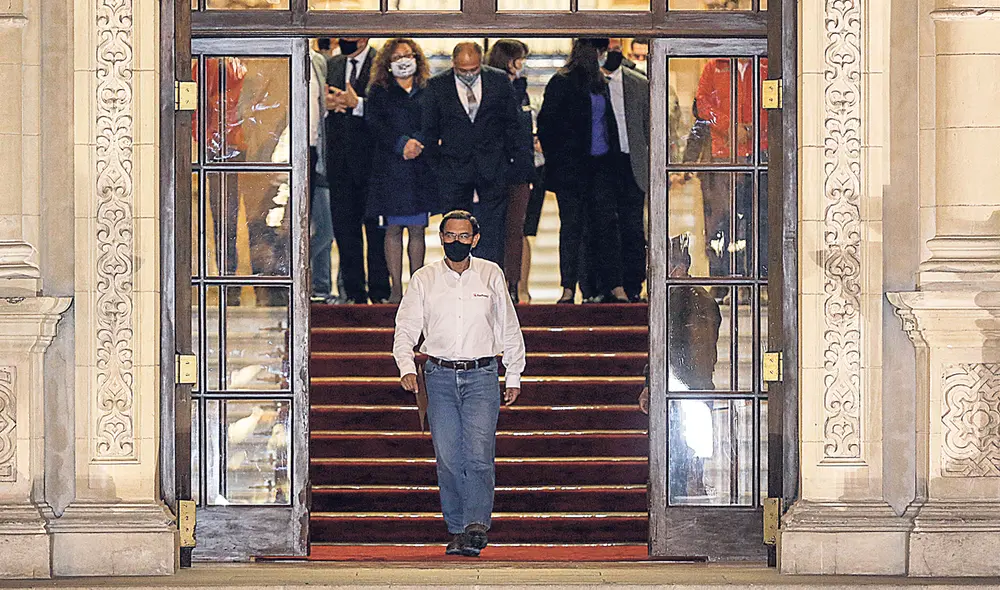Despedida. Vizcarra dejó Palacio con discreción. Algunos ciudadanos lo esperaban en su casa. Foto: Antonio Melgarejo/La República