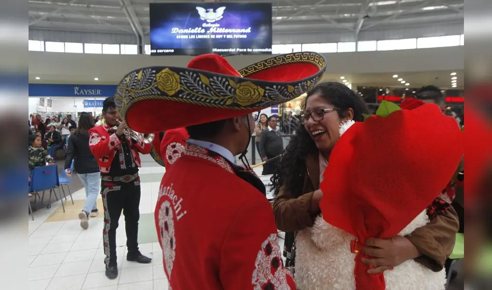 Pedida. Con mariachis y todo, dio el sí a la mitad del partido que coronó a Binacional como campeón.