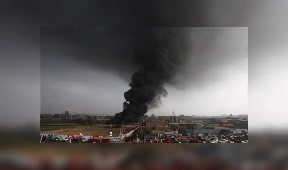  Incendio en Comas: se reavivó el fuego tras remoción de escombros [EN VIVO]