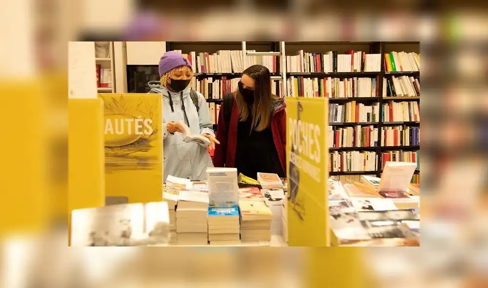 En Bordeaux (Francia) hubo quien acudió a librerías. Foto: EFE En Bordeaux (Francia) hubo quien acudió a librerías. Foto: EFE