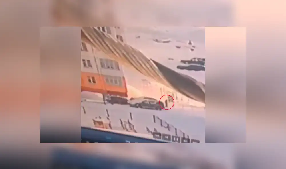 Una cámara rusa captó el momento en que la mujer sufrió un terrible accidente en un edificio y resultó completamente ilesa.