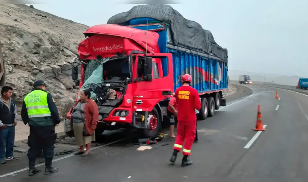 El chofer necesitó ser rescatado tras quedar la cabina destrozada.