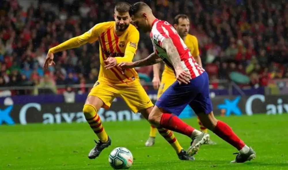 Piqué marcando a Carrasco en Atlético vs. Barcelona. Foto: EFE