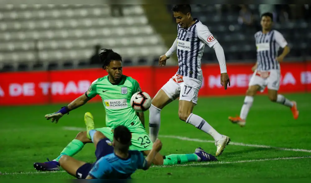 Alianza Lima vs. Sporting Cristal: Pedro Gallese es felicitado por sus compañeros tras el 1-0.