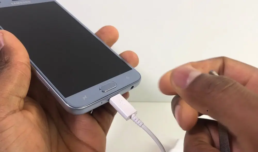 Si tienes un dispositivo guardado que no usas hace mucho tiempo, es recomendable que lo cargues. Foto: Captura de YouTube