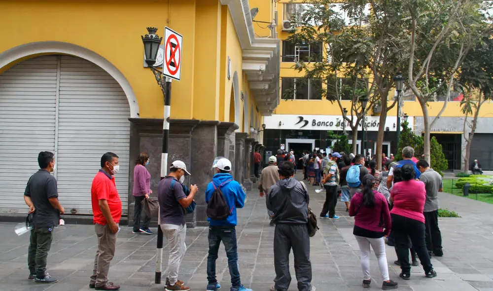 Beneficiarios del Bono Universal hacen su cola en los exteriores de la sede del BN del jirón Conde de Superunda frente a palacio de Gobierno. Foto: la República