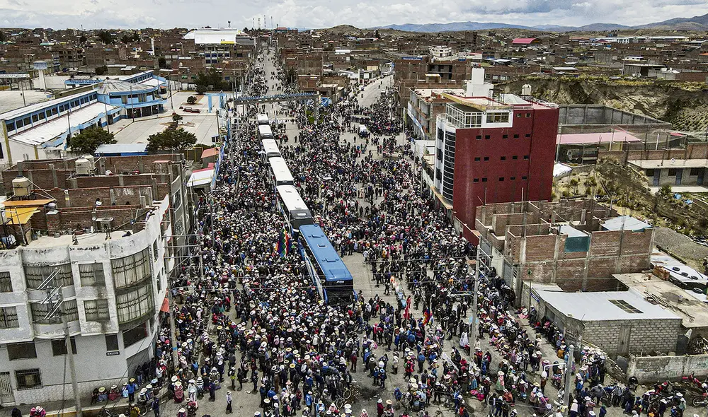 Despedida. La población puneña despidió con aplausos a la caravana aimara. No descuidaron el abastecimiento de sus representantes para su estadía en la capital de la República. Foto: AFP
