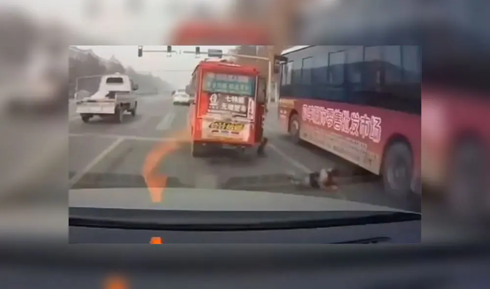 El niño cayó luego que la puerta del vehículo se abriera. Fuente: captura de pantalla. El niño cayó luego que la puerta del vehículo se abriera. Fuente: captura de pantalla.